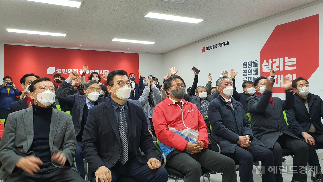 20대 대선이 초박빙 양상으로 흐르자 국민의힘 광주선대위 당직자와 지지자들이 긴장한 상태로 개표상황을 지켜보고 있다. 서인주 기자