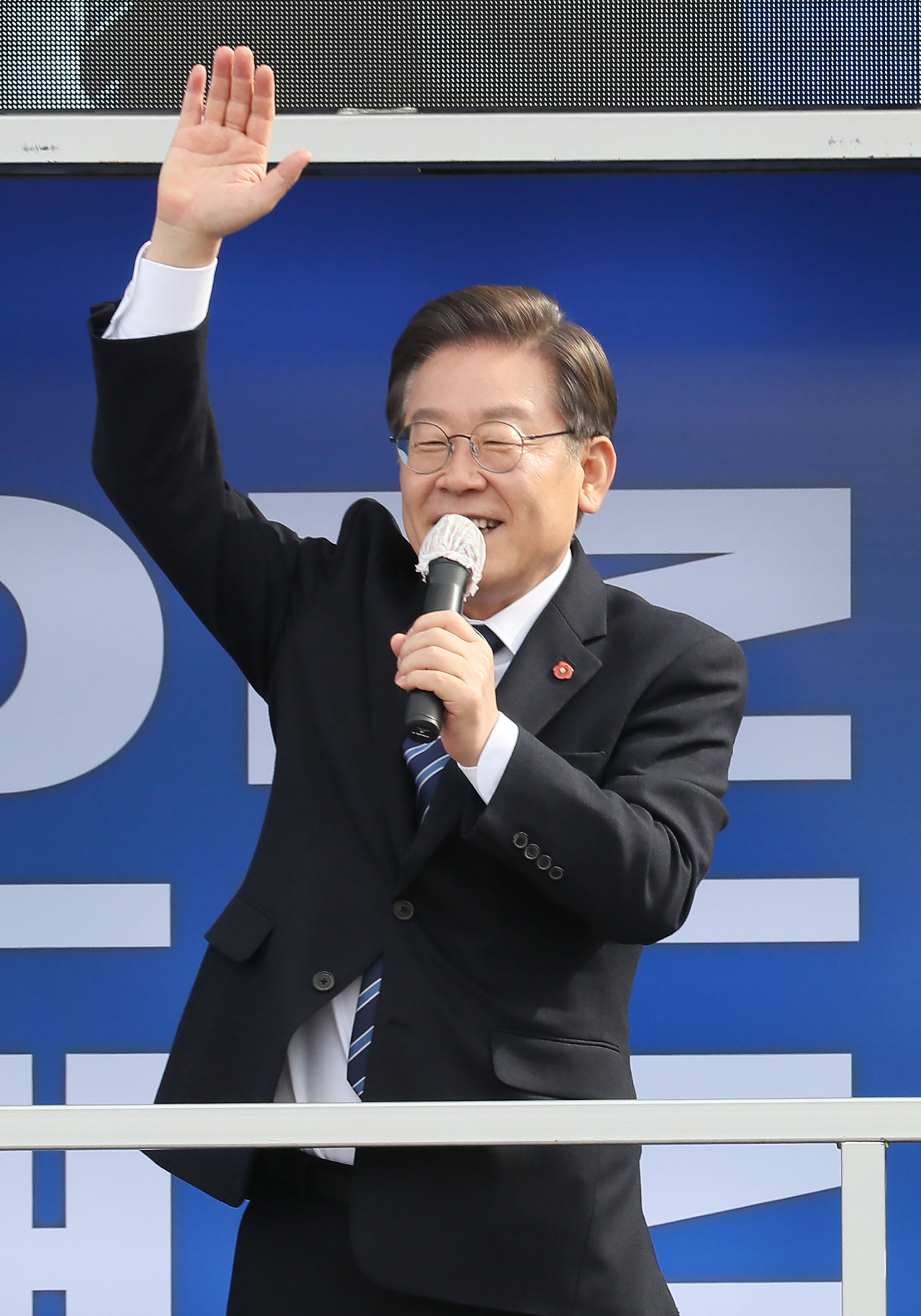 이재명 더불어민주당 대선후보가 7일 오전 제주도 제주시 동문로터리에서 열린 '놀멍쉬멍 평화 제주! 느영나영 모두를 위해 이재명!' 제주 유세에서 지지를 호소하고 있다. 연합뉴스