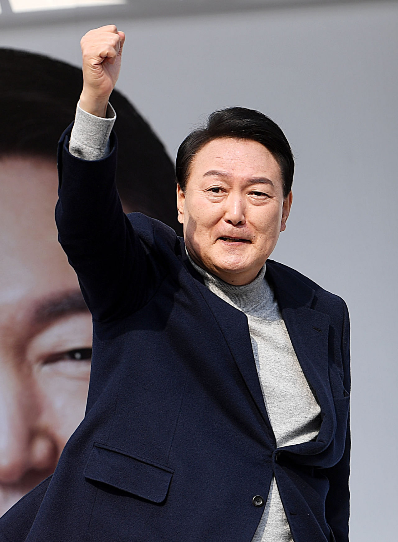 윤석열 국민의힘 대선 후보가 7일 오후 경기 시흥시 삼미시장 앞 유세 현장에서 지지를 호소하고 있다. 연합뉴스
