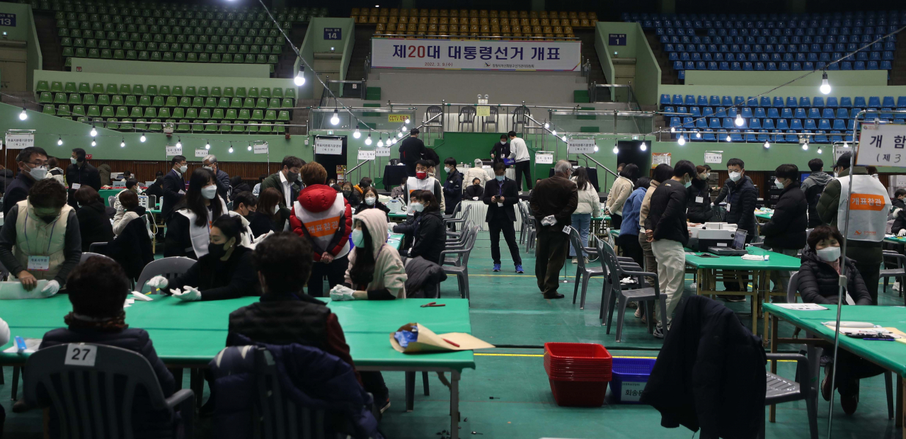 제20대 대통령 선거일인 9일 오후 경남 창원시 마산회원구 마산실내체육관에 마련된 개표소에서 개표가 진행되고 있다. 경남지역 투표율은 76.4％로 잠정 집계됐다. [연합]