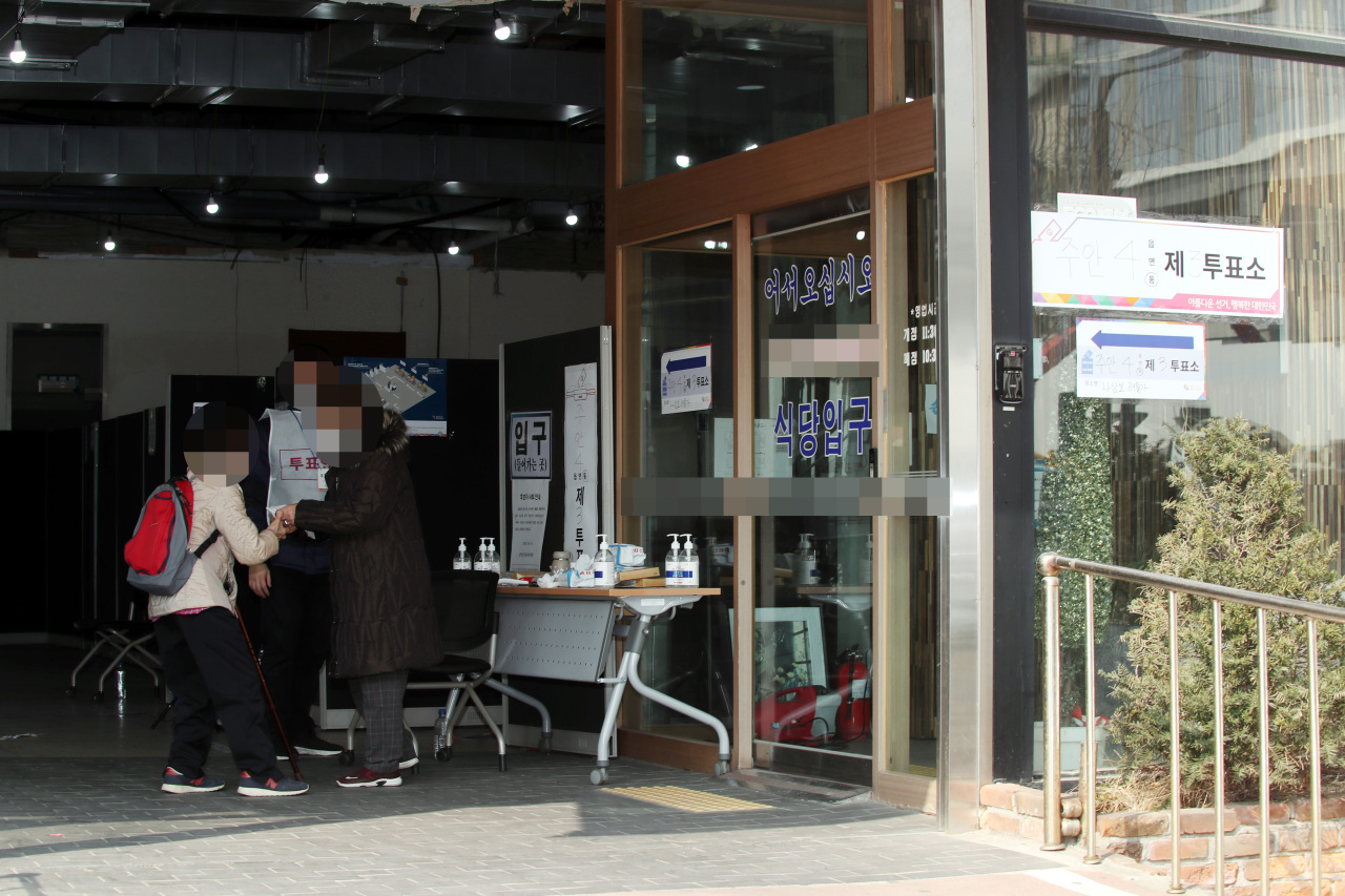 Voters cast their ballots at a polling station in Incheon on Wednesday. (Yonhap)