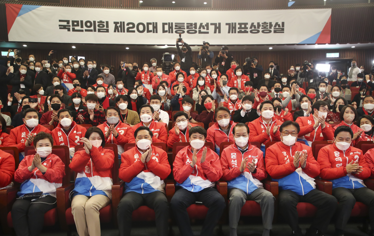 국민의힘 이준석 대표, 권영세 선대본부장 등이 9일 서울 여의도 국회 도서관에 마련된 제20대 대선 개표상황실에서 출구조사 결과를 지켜보고 있다. [연합]