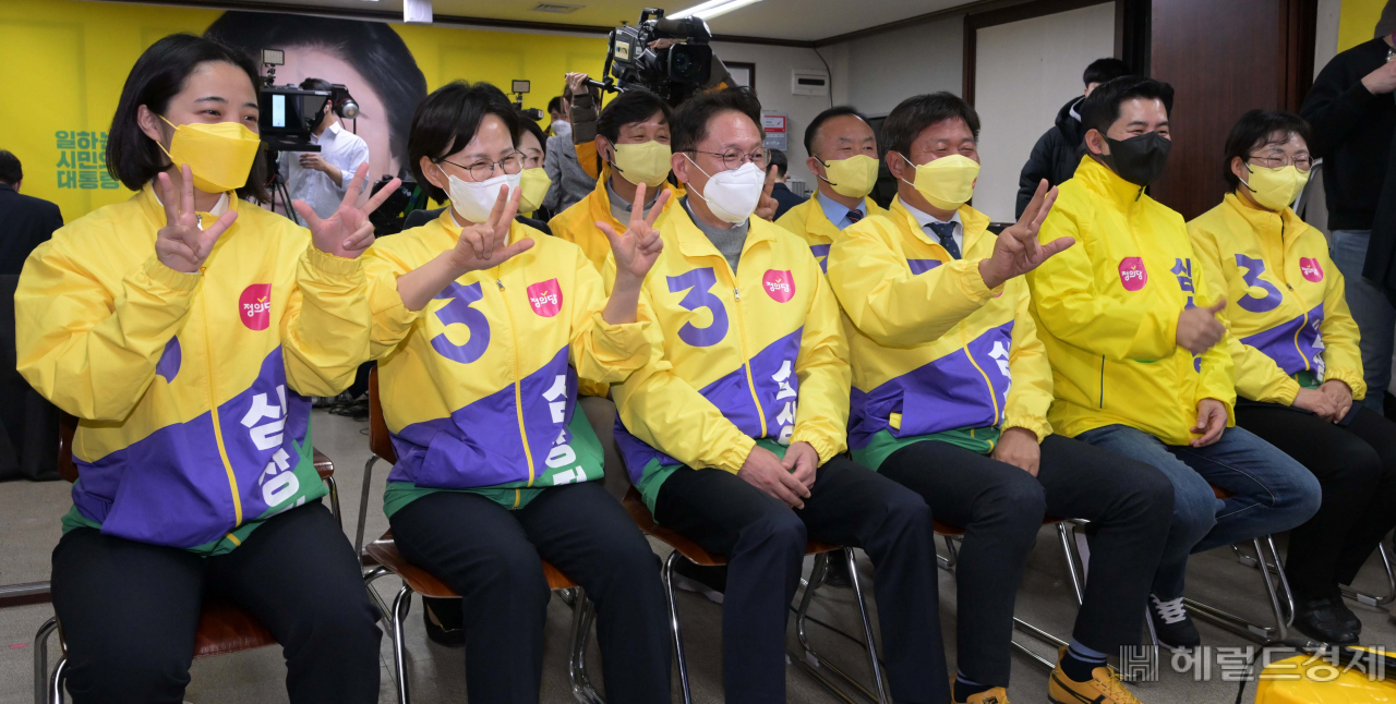 여영국 정의당 대표를 비롯한 당직자들이 9일 서울 여의도 중앙 당사에서 제20대 대선 출구 조사 발표를 지켜보고 있다. 심상정 후보는 개표 윤곽이 나오는 자정 무렵에 중앙당 개표상황실에 도착할 예정이다. [이상섭 기자]