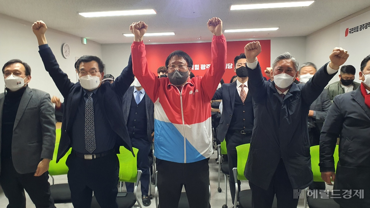 국민의힘 광주선대위에 모인 지지자들이 윤석열 후보가 득표 1위로 올라선 순간 환호성을 터트렸다. 서인주 기자