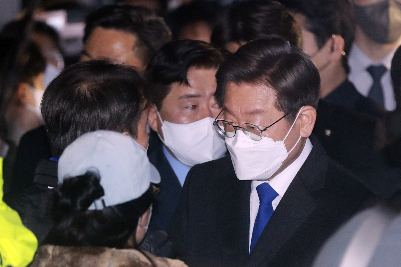 분당 자택에 머물던 이재명 더불어민주당 대선후보가 10일 새벽 서울 여의도 중앙당사에 도착, 당사로 들어서고 있다. [연합]