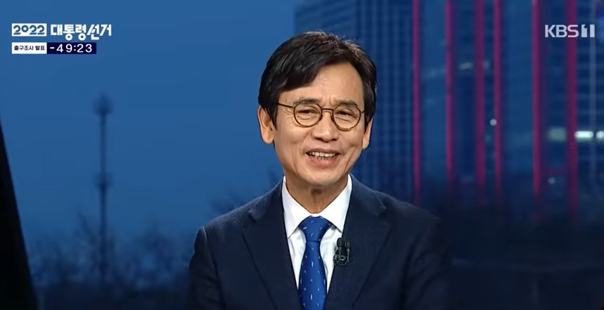 유시민(왼쪽) 전 노무현재단 이사장이 10일 KBS 개표방송에 출연해 이재명 더불어 민주당 대선 후보를 향해 "정말 잘하셨다. 사랑한다"고 위로했다. [KBS 캡처]