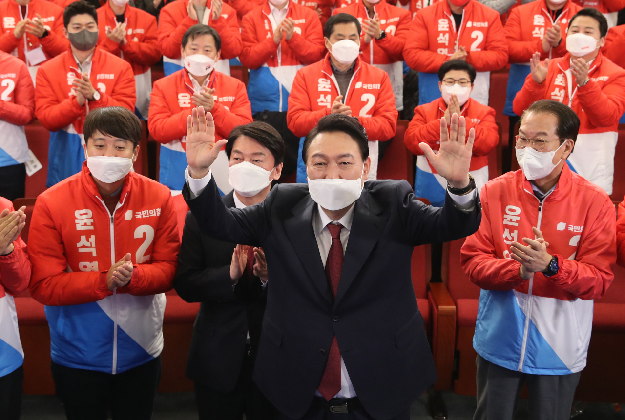 윤석열 제20대 대통령 당선인이 10일 새벽 서울 여의도 국회도서관에 마련된 '국민의힘 제 20대 대통령선거 개표상황실'을 찾아 당지도부와 환호하고 있다. [연합]
