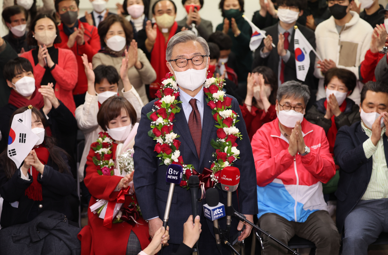 서울 종로구 국회의원 보궐선거에 출마한 국민의힘 최재형 전 감사원장이 10일 오전 서울 종로구 선거사무실에서 당선이 유력시되자 소감을 밝히고 있다. [연합]