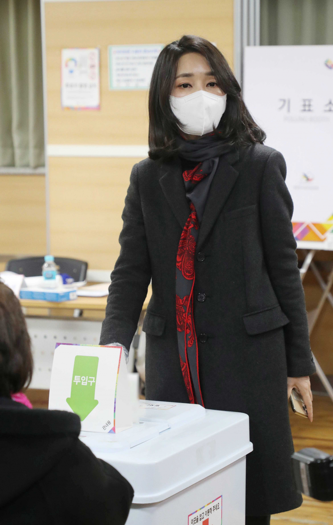 윤석열 제20대 대통령선거 당선인의 부인 김건희 씨가 지난 4일 서울 서초구 서초1동 주민센터에 마련된 제20대 대선 사전투표소에서 투표를 하고 있다. [연합]