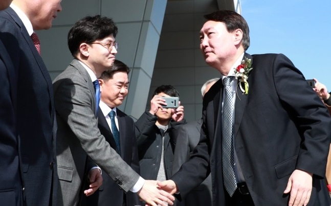 윤석열 당선인이 검찰총장 재직시절인 2020년 2월 부산고검 차장검사로 좌천돼 있던 한동훈 검사장을 만나 악수하는 장면. [연합]