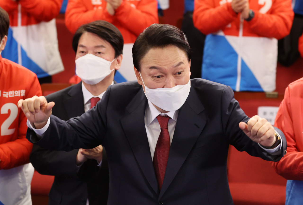 윤석열 제20대 대통령 당선인이 10일 새벽 서울 여의도 국회도서관에 마련된 ‘국민의힘 제 20대 대통령선거 개표상황실’을 찾아 기뻐하고 있다. [연합]