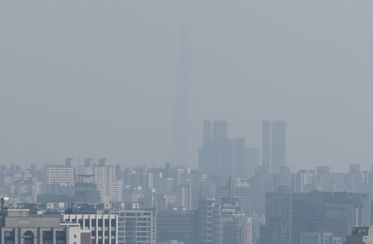 전국의 초미세먼지 농도가 ‘나쁨’ 수준을 보인 지난 9일 오후 서울 종로구 인왕산에서 바라본 하늘에 미세먼지가 드리워져 있다. [연합]