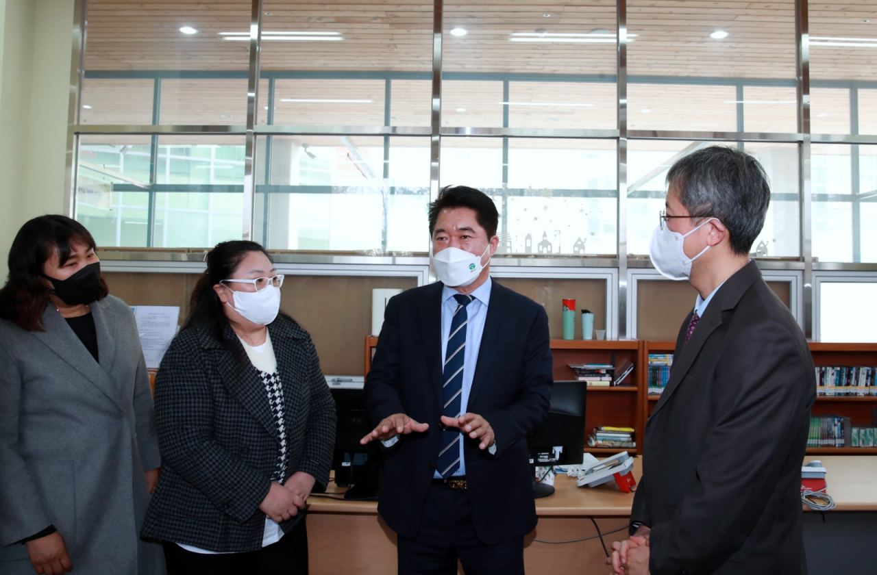 2021 학교로 찾아가는 관악청에서 학교현장을 확인하고 있는 박준희(왼쪽 세번째) 관악구청장. [관악구 제공]