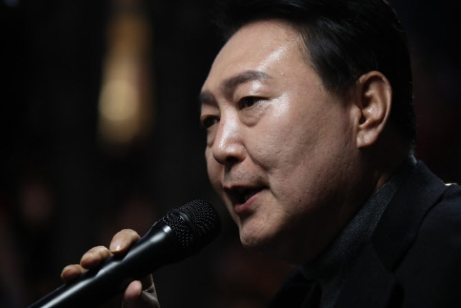 윤석열 국민의힘 대선후보가 지난 8일 서울 강남역 인근에서 지지를 호소하고 있다. [연합뉴스]