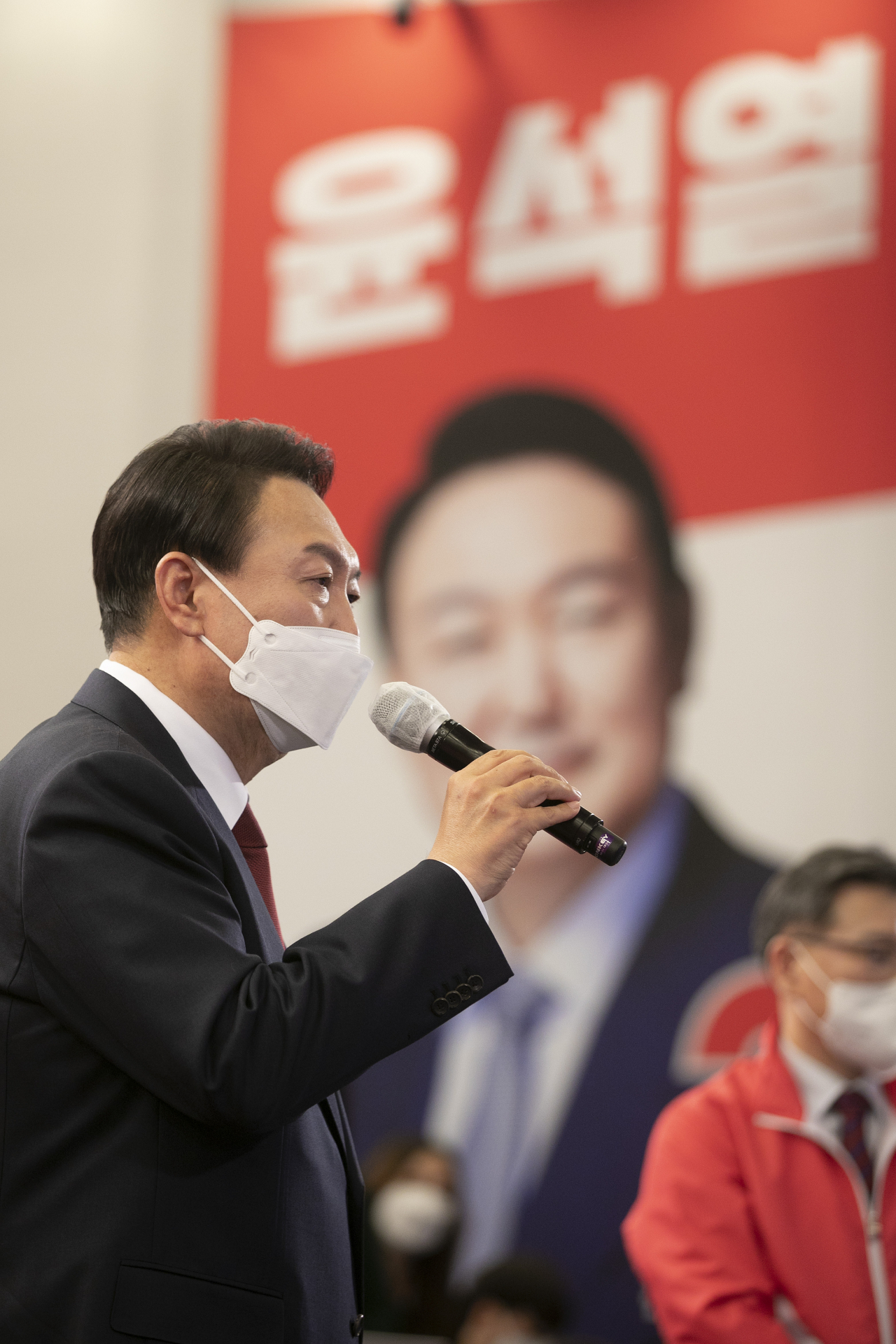 윤석열 제20대 대통령 당선인이 10일 새벽 서울 여의도 국회도서관에 마련된 '국민의힘 제 20대 대통령선거 개표상황실'에서 당선 소감을 밝히고 있다. 연합뉴스