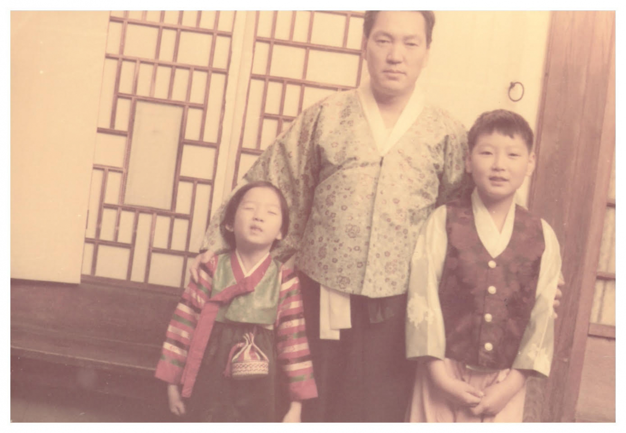 윤석열 대통령의 유년시절 사진.