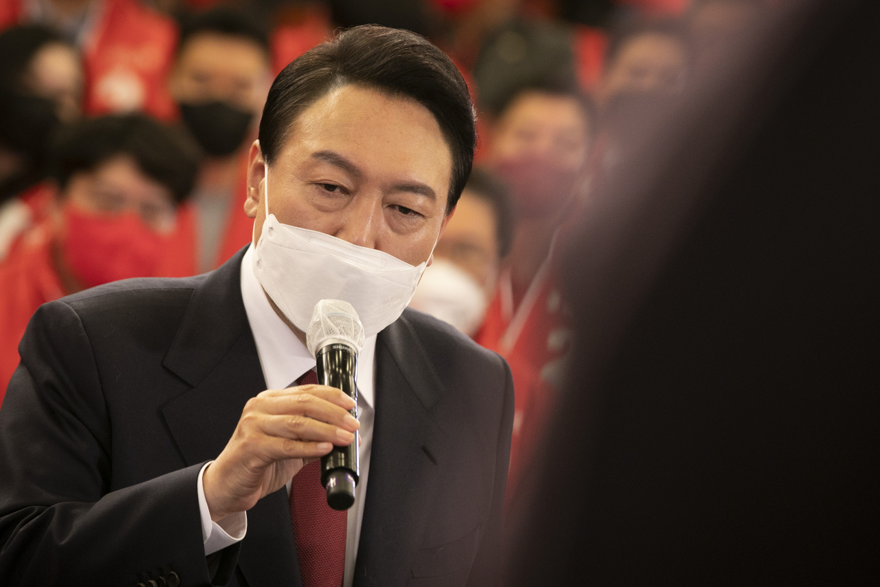 윤석열 제20대 대통령 당선인이 10일 서울 여의도 국회도서관에 마련된 국민의힘 개표상황실에서 당선 소감을 밝히고 있다. [연합]