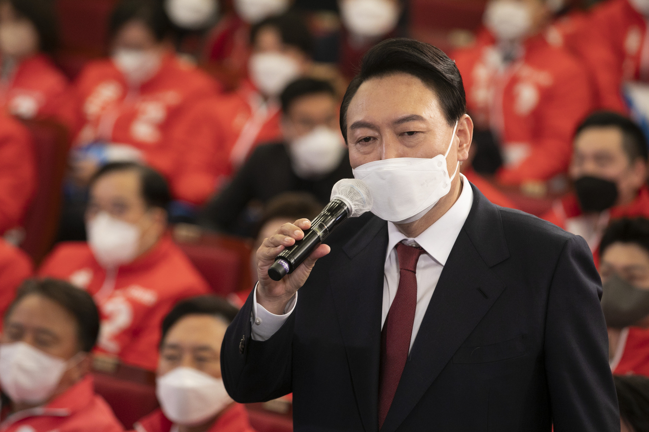 윤석열 제20대 대통령 당선인이 10일 새벽 서울 여의도 국회도서관에 마련된 '국민의힘 제 20대 대통령선거 개표상황실'에서 당선 소감을 밝히고 있다. [이상섭 기자]