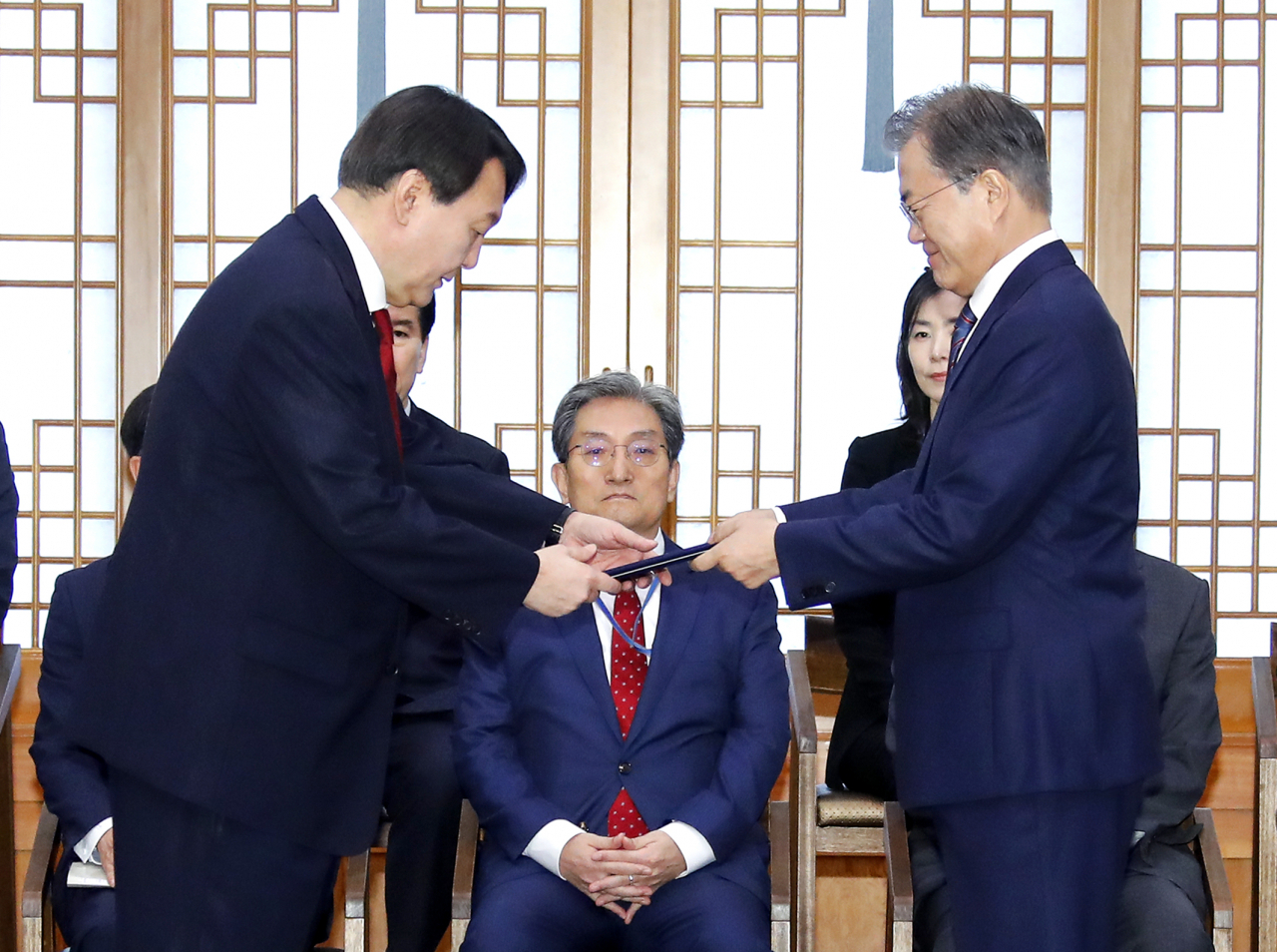 윤석열 제20대 대통령 당선인이 지난 2019년 7월 25일 청와대에서 문재인 대통령에게 신임 검찰총장 임명장을 받는 모습. [연합]