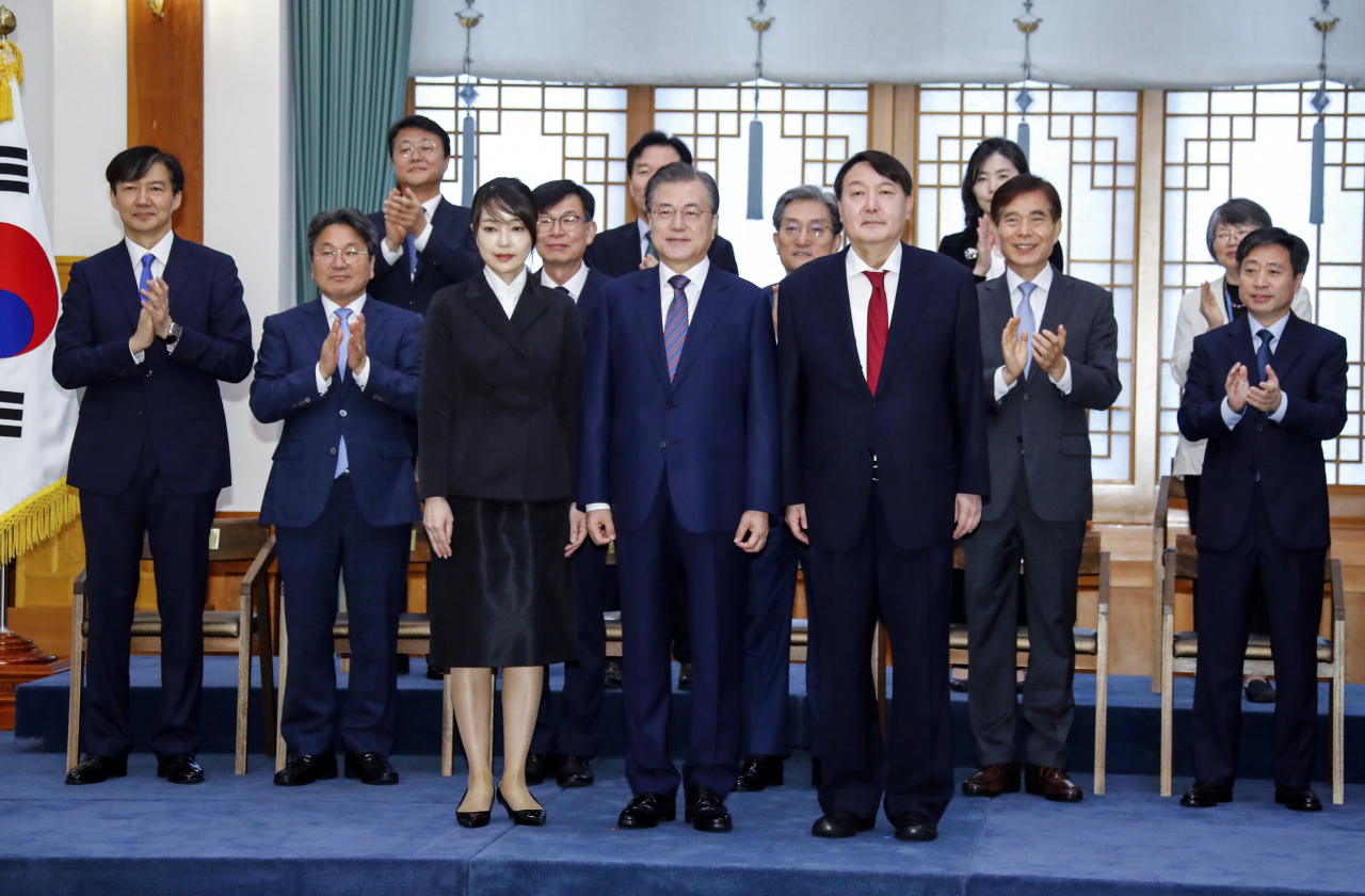 윤석열 제20대 대통령 당선인이 지난 2019년 7월 25일 청와대에서 문재인 대통령에게 신임 검찰총장 임명장을 받은 뒤 기념촬영을 하는 모습. [연합]