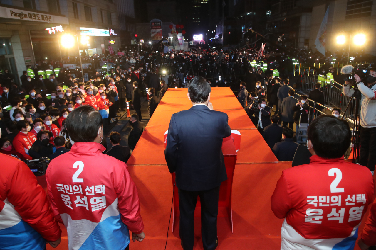 윤석열 대통령 당선인이 10일 새벽 서울 영등포구 여의도동 국민의힘 당사 앞에서 지지자들에게 감사 인사를 하고 있다. [연합]