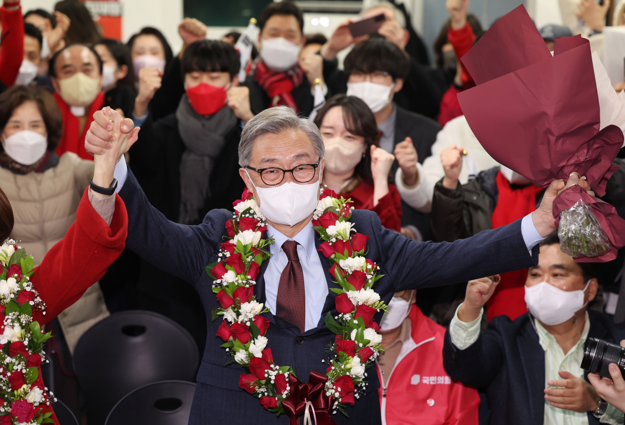 Choe Jae-hyeong of the main opposition People Power Party is congratulated by his supporters in Jongno-district, centeral Seoul, on Thursday, as he won in the parliamentary by-elections. (Yonhap)