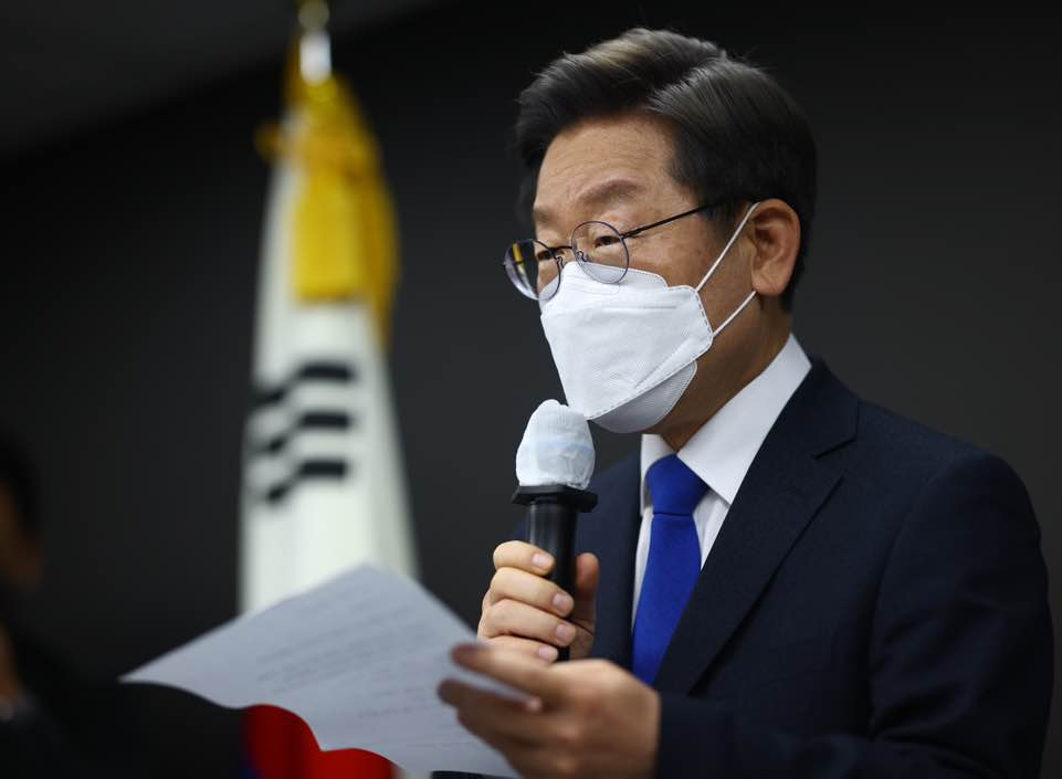 이재명 더불어민주당 대선 후보가 10일 새벽 서울 여의도 당사에서 메시지를 발표하고 있다. [이상섭 기자]