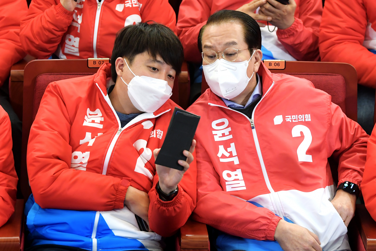 이준석 국민의힘 대표와 권영세 선거대책본부장이 제20대 대통령 선거일인 9일 오후 서울 여의도 국회 도서관에 마련된 국민의힘 개표상황실에서 대화하고 있다. [헤럴드경제=이상섭 기자]