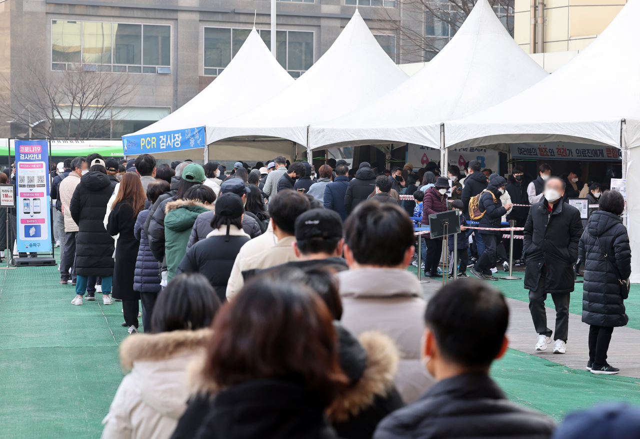 People line up for COVID-19 tests at a testing facility in Seoul, Thursday. (Yonhap)