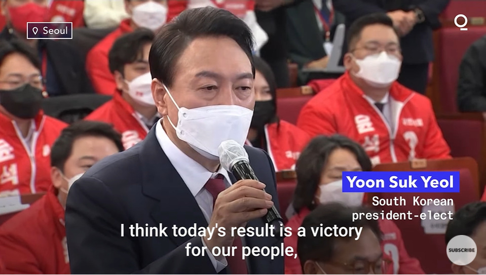 블룸버그통신은 9일(현지시간) 제20대 대통령 선거에서 당선된 윤석열 국민의 힘 후보를 영상으로 소개했다. 외신들은 모두 윤 당선인이 신종 코로나바이러스 감염증(코로나19)로 어려워진 한국 경제를 어떻게 바꿀 것인지에 대해 조명했다. [Bloomberg Quicktake 유튜브 캡처]