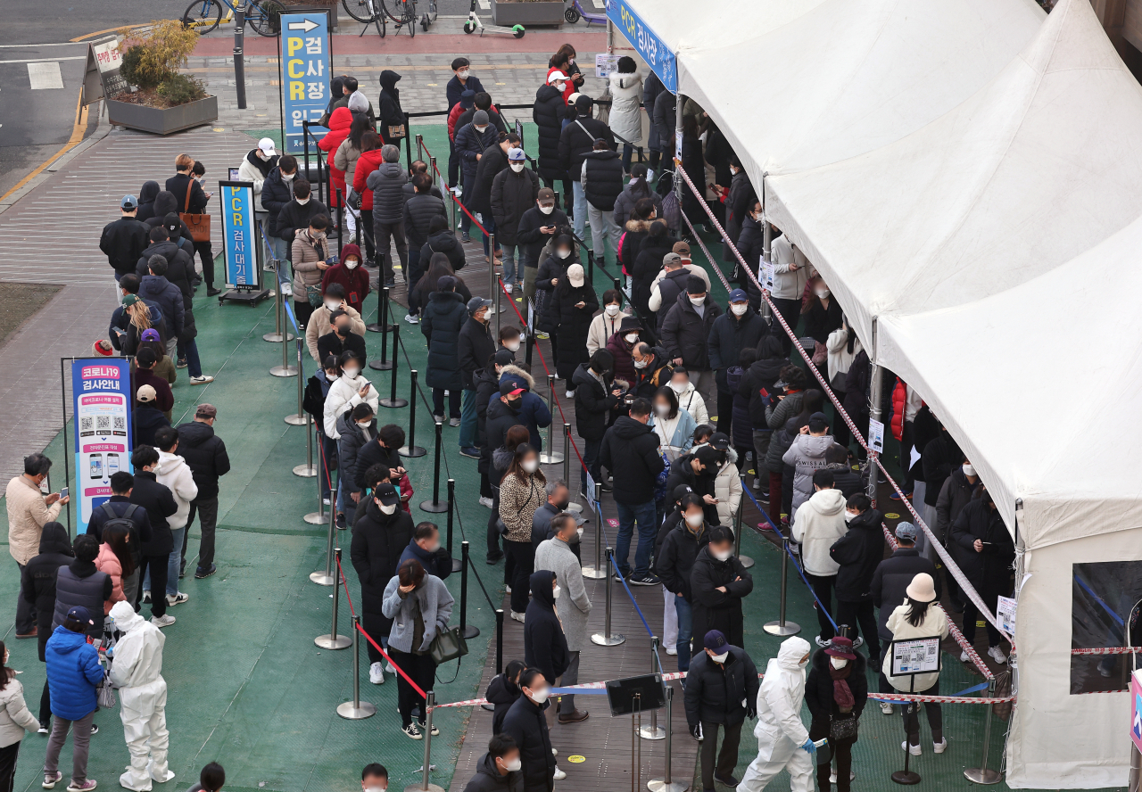 신종 코로나바이러스 감염증(코로나19) 신규 확진자가 32만7549명을 기록, 이틀째 30만명대를 나타낸 10일 오전 서울 송파구 보건소 선별진료소에서 시민들이 줄을 서서 검사를 기다리고 있다. [연합]