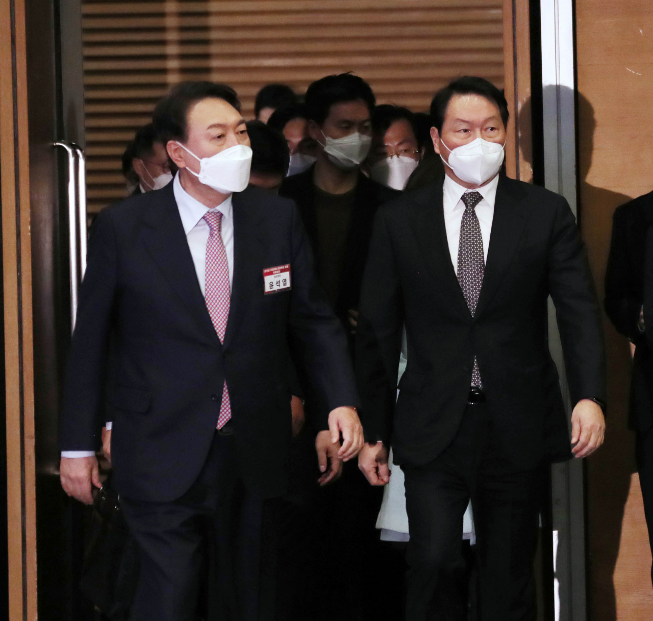 지난달 7일 대한상공회의소 대선후보 초청 특별강연회에 참석한 윤석열 대통령 당선인(왼쪽)과 최태원 대한상의 회장. [대한상공회의소 제공]