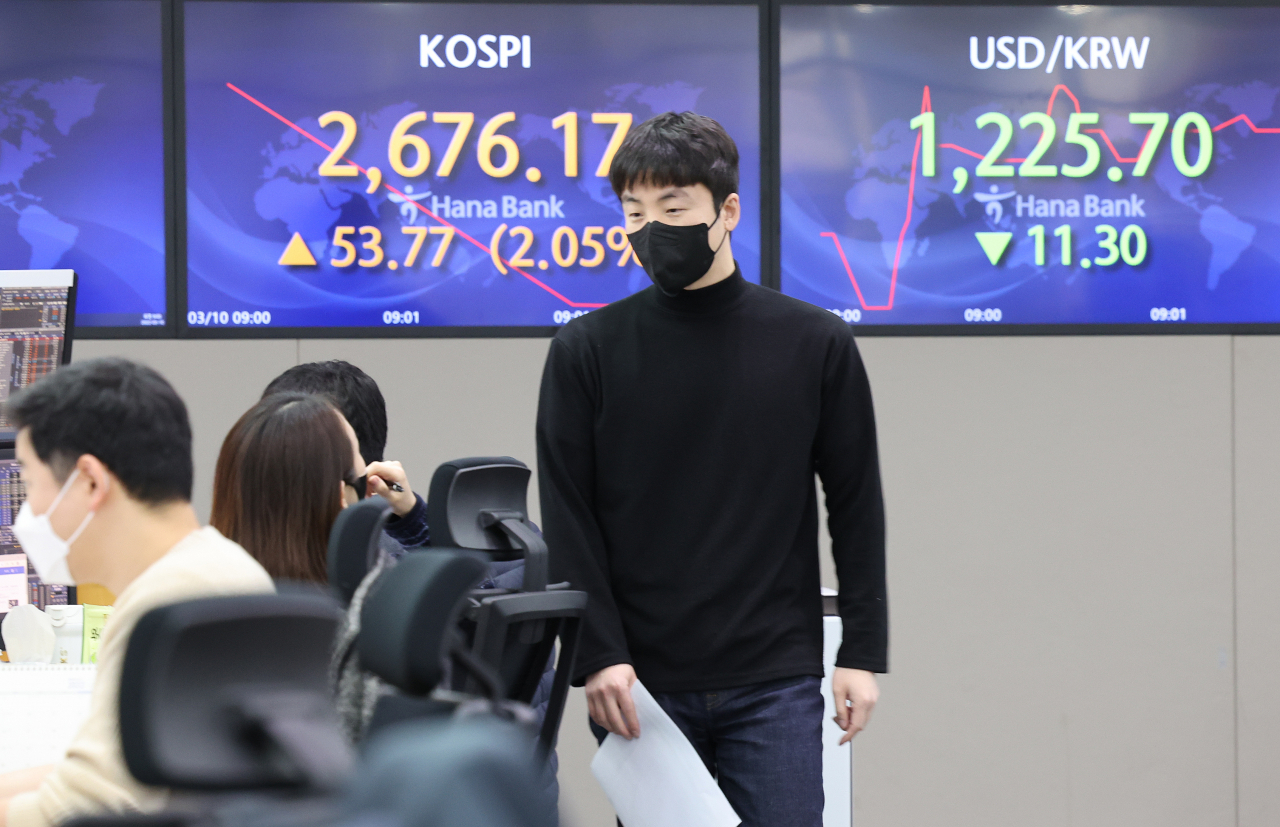 코스피 지수가 전날 대비 38.46포인트(1.47%) 오른 2660.86에서 출발한 10일 서울 중구 하나은행 딜링룸에서 직원들이 업무를 보고 있다. [연합]