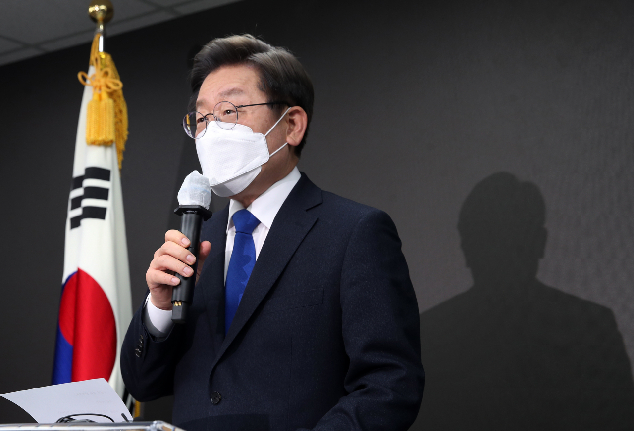 더불어민주당 이재명 대선 후보가 10일 새벽 서울 여의도 중앙당사에서 대선 패배 승복을 선언하고 있다. [연합]
