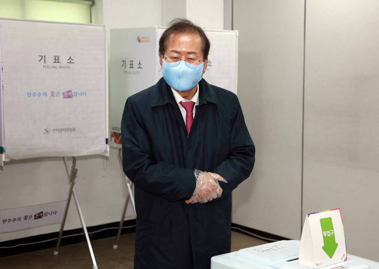 국민의힘 홍준표 의원이 지난 4일 오후 대구 수성구 두산동 행정복지센터에 마련된 사전투표소에서 투표하고 있다. [연합]