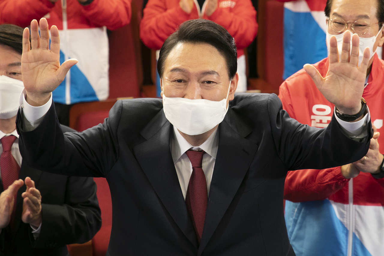 윤석열 제20대 대통령 당선인이 10일 새벽 서울 여의도 국회도서관에 마련된 '국민의힘 제 20대 대통령선거 개표상황실'에서 인사하고 있다. 연합뉴스