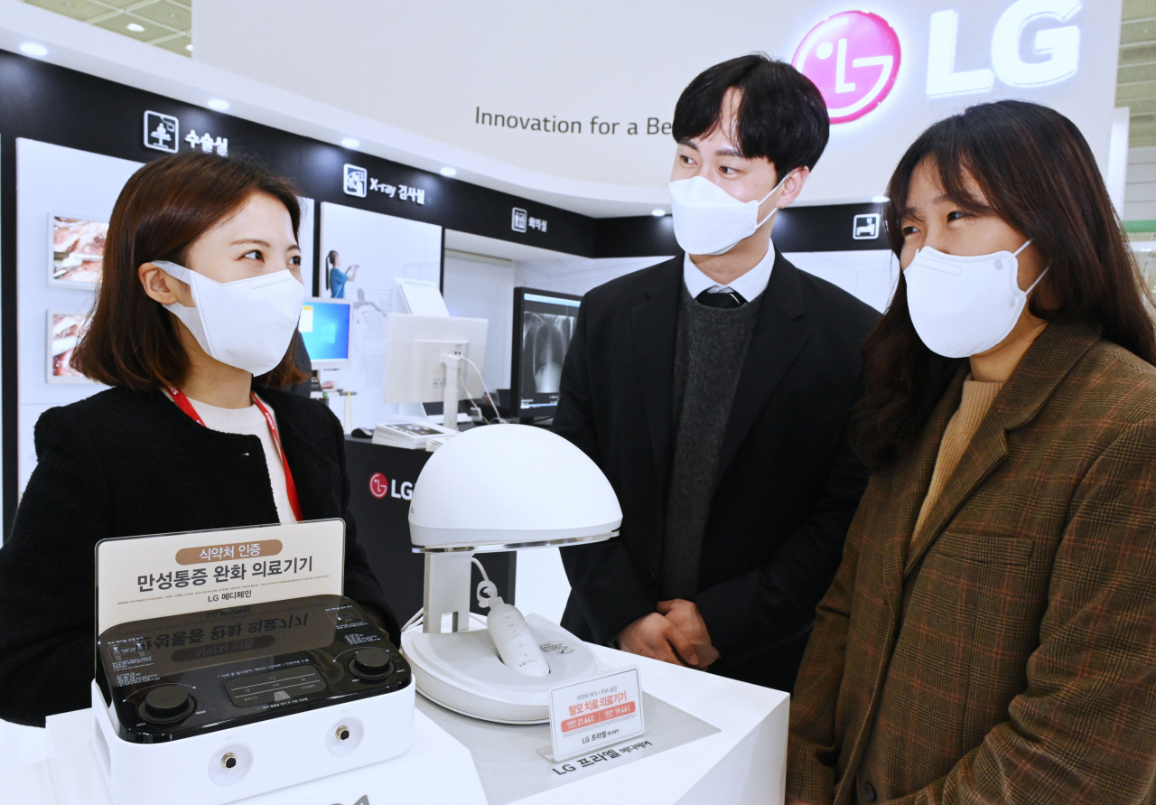 LG전자가 오는 13일까지 서울 삼성동 코엑스에서 열리는 국제의료기기 및 병원설비 전시회인 KIMES 2022에 참가한다. 사진은 만성통증 완화 의료기기 LG 메디페인과 탈모치료 의료기기인 LG프라엘 메디헤어. [LG전자 제공]