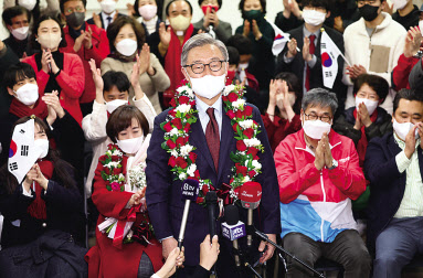 서울 종로구 국회의원 보궐선거에 출마한 국민의힘 최재형 전 감사원장이 10일 오전 서울 종로구 선거사무실에서 당선이 유력시되자 소감을 밝히고 있다. [연합]