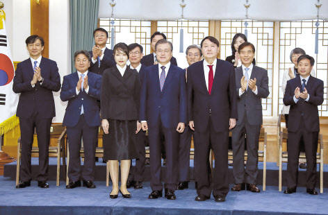 윤석열 제20대 대통령 당선인이 지난 2021년 3월 4일 서울 서초구 대검찰청에서 검찰총장 사퇴를 한 뒤 떠나며 인사말을 하는 모습(사진 위). 윤석열 제20대 대통령 당선인이 지난 2019년 7월 25일 청와대에서 문재인 대통령에게 신임 검찰총장 임명장을 받은 뒤 기념촬영을 하는 모습. [연합]