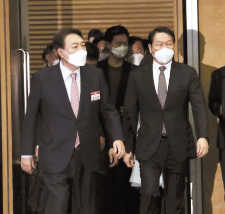 지난달 7일 대한상공회의소 대선후보 초청 특별강연회에 참석한 윤석열 대통령 당선인(왼쪽)과 최태원 대한상의 회장. [대한상공회의소 제공]