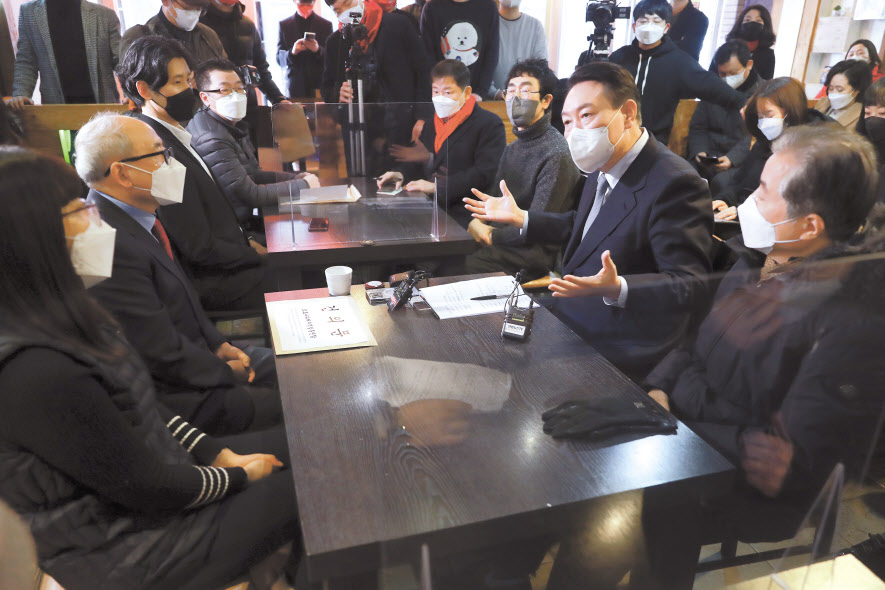 윤석열 대통령 당선인이 코로나19 위기로 어려움을 겪는 소상공인 지원과 관련해 최대 1000만원을 지원하겠다고 밝힌 바 있어 앞으로 50조원 규모의 추가경정예산(추경) 편성이 본격 추진될 것으로 보인다. 사진은 윤 당선인이 지난 1월 2일 서울 종로구 한 음식점에서 진행된 코로나19 자영업 피해 현장 간담회에서 발언하는 모습. [연합]