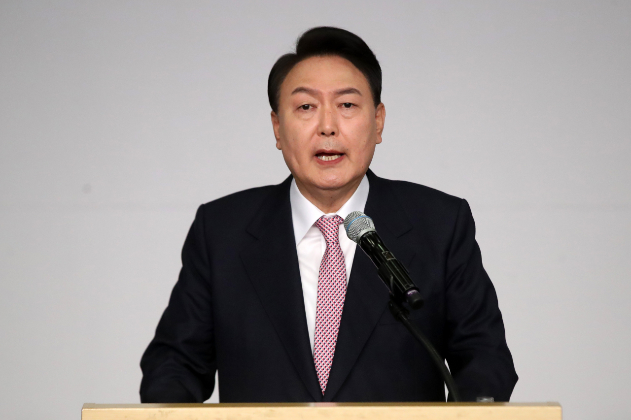 윤석열 대통령 당선인이 10일 오전 서울 여의도 국회에서 당선 인사 기자회견을 하고 있다. [이상섭 기자]
