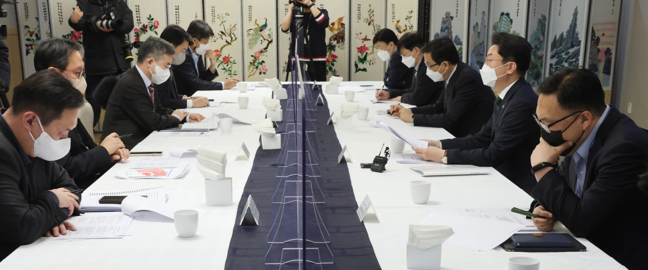 First Vice Finance Minister Lee Eog-weon (2nd from R) presides over a meeting of related vice ministers to check consumer prices at the government complex in Seoul on Feb. 18, 2022, amid escalating tensions between Russia and Ukraine. (Yonhap)