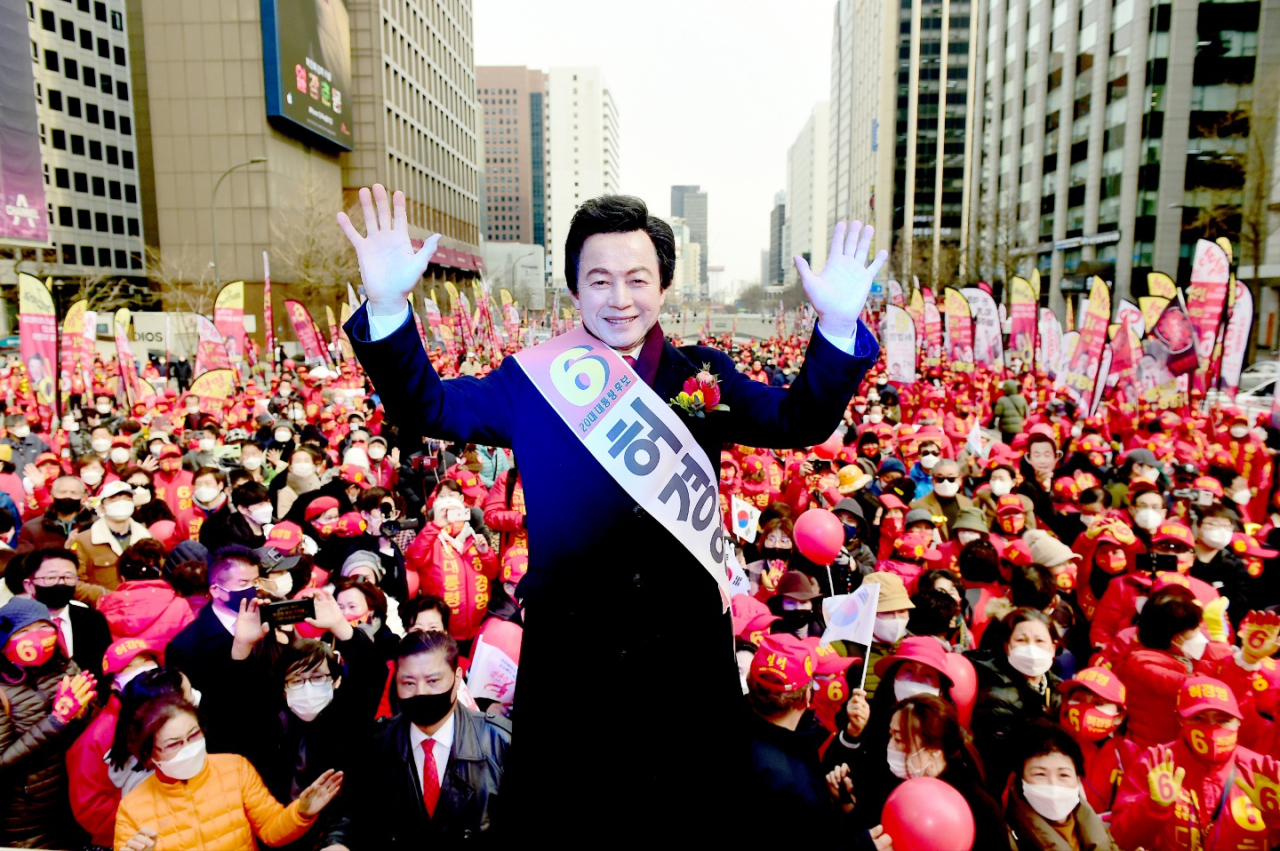 Huh Kyung-young, considered one of the most eccentric candidates in Wednesday's presidential election, ranked fourth with 0.83 percent of the votes. Yonhap