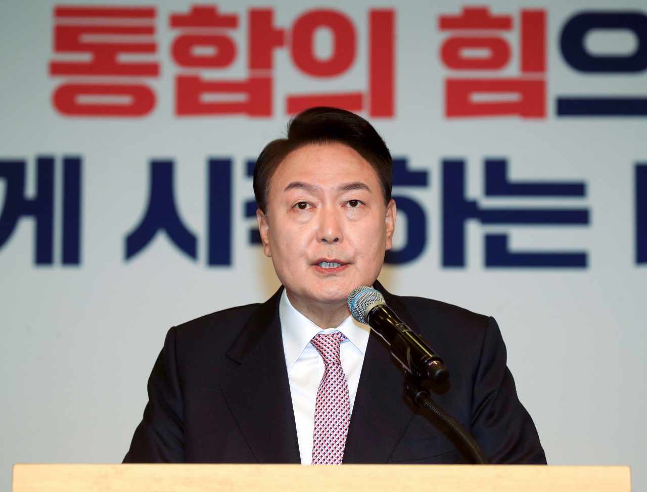 윤석열 대통령 당선인이 10일 오전 서울 여의도 국회에서 당선 인사 기자회견을 하고 있다. 이상섭 기자
