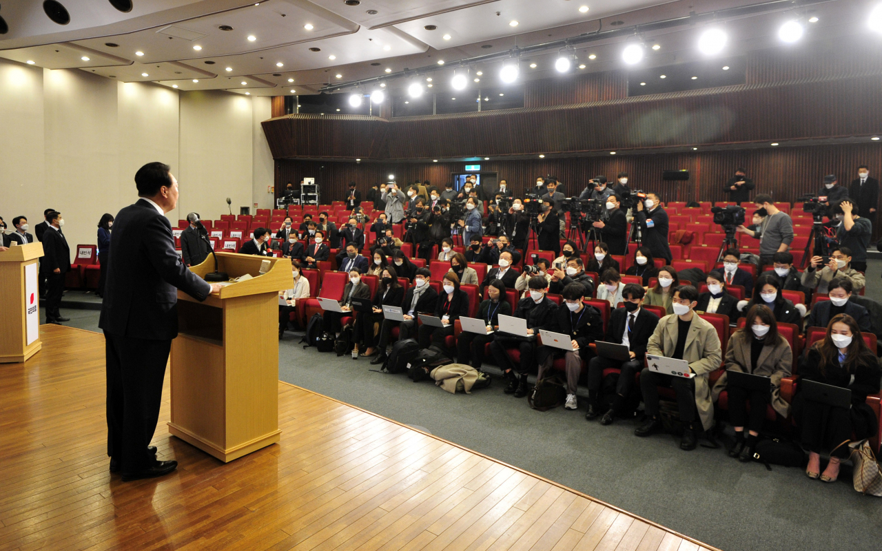 윤석열 대통령 당선인이 10일 오전 서울 여의도 국회에서 당선 인사 기자회견을 하고 있다. 이상섭 기자