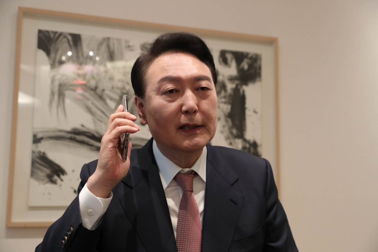 윤석열 대통령 당선인이 10일 오전 서울 서초동 자택에서 조 바이든 미국 대통령과 전화통화를 하고 있다. [국민의힘 제공]