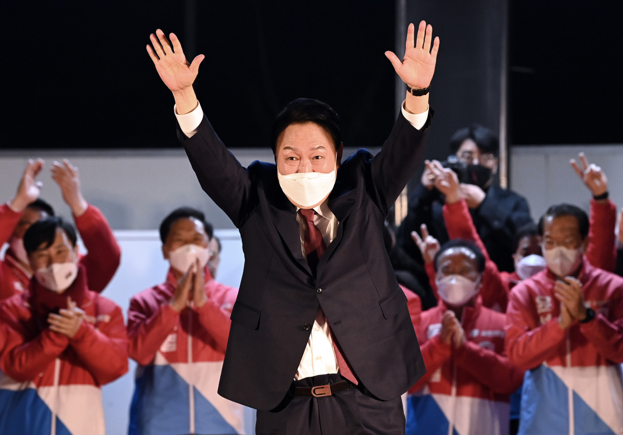 Yoon Suk-yeol of the main opposition People Power Party greets supporters in front of the party's headquarters in Seoul on early Thursday morning after he was declared as the winner of the 20th presidential election. (Joint Press Corps)