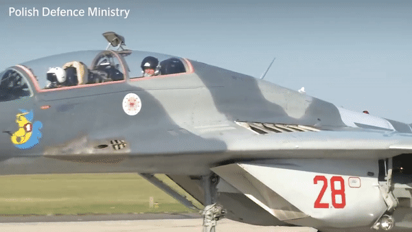 폴란드 국방부에서 공개한 미그(MiG)-29 전투기. 폴란드 측은 미그(MiG)-29 전투기 28대를 독일 주둔 미 공군기지에 배치해 미국 처분에 맡길 준비가 돼 있다고 밝혔지만 미국은 반대 입장을 내놨다. [Evening Standard 유튜브 캡처]