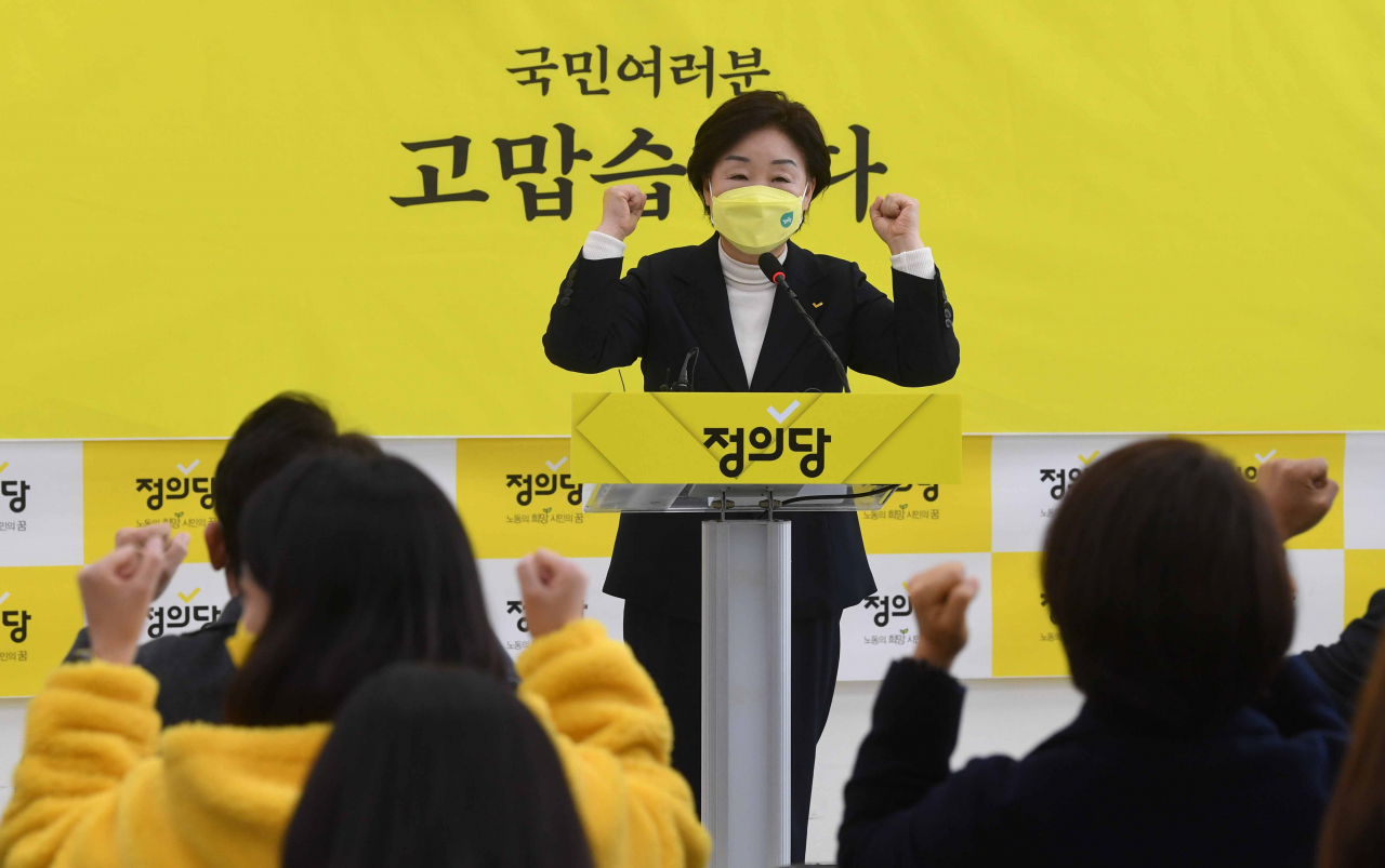 10일 국회에서 열린 정의당 선대위 해단식에서 심상정 후보가 당원들의 격려를 받고 있다. [연합]